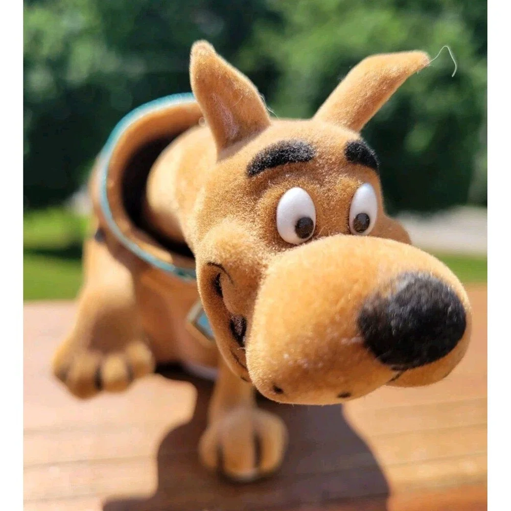FLOCKED VELVET TEXTURE SCOOBY DOO HOLDING UP PAW COLLECTIBLE BOBBLE HEAD NODDER